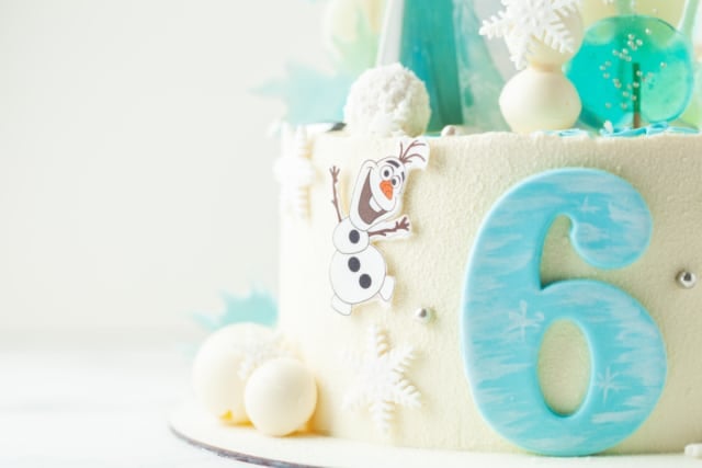 6 Best Frozen Birthday Cakes + 3 Matching Gift Ideas - Tartelette